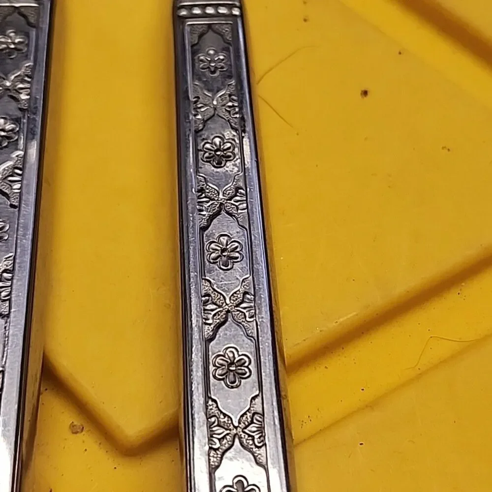 Lot Of 4 Oneida Distinction Stainless LISBON Dinner Knives